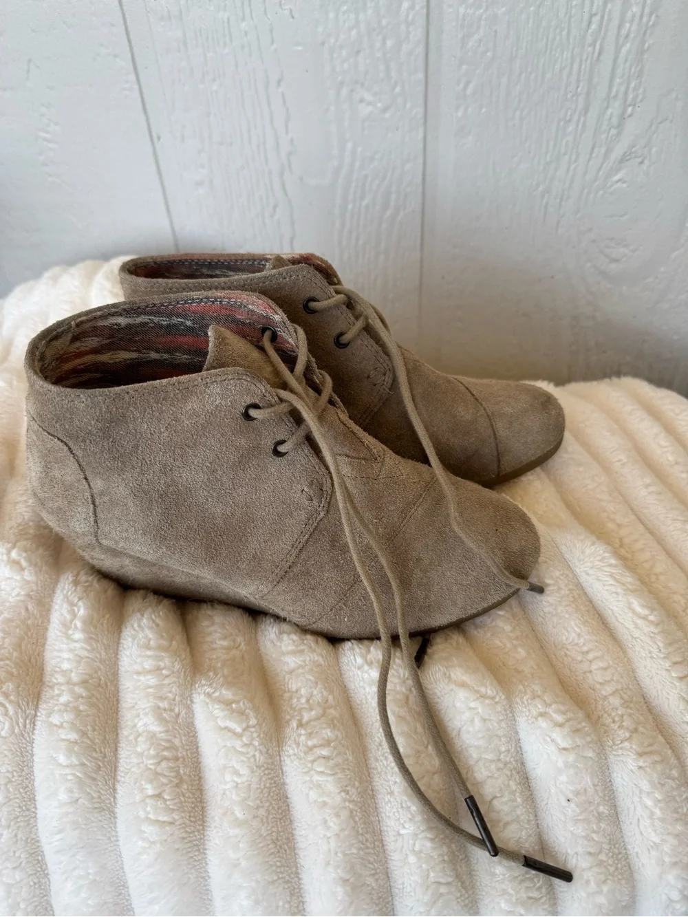 TOMS Suede Wedge Booties Womens Size 6 Taupe Lace Up Chukka Ankle Boots